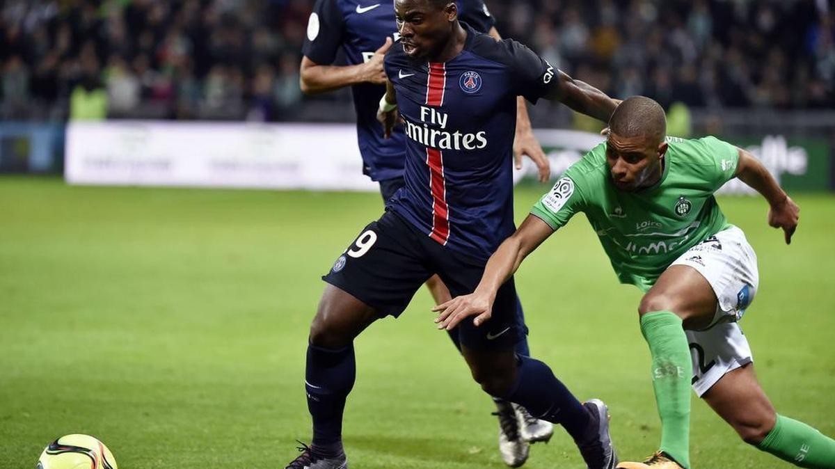 El defensa marfileño del Paris Saint-Germain Serge Aurier (izq) batalla con el delantero francés del Saint-Etienne Kevin Monnet-Paquet (der) durante el partido de fútbol de la Ligue1 entre el AS Saint-Etienne y el París Saint-Germain, el 31 de enero, 2016 a la Geoffroy Guichard estadio de Saint-Etienne, el centro de Francia. PSG ganó 2-0.