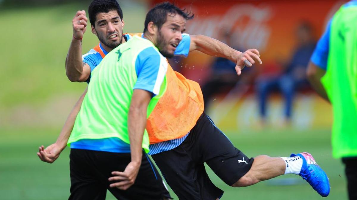 Los futbolistas uruguayos Luis Suárez (i) y Álvaro González (d) participan en un entrenamiento el viernes 24 de marzo de 2017, en Montevideo (Uruguay). 