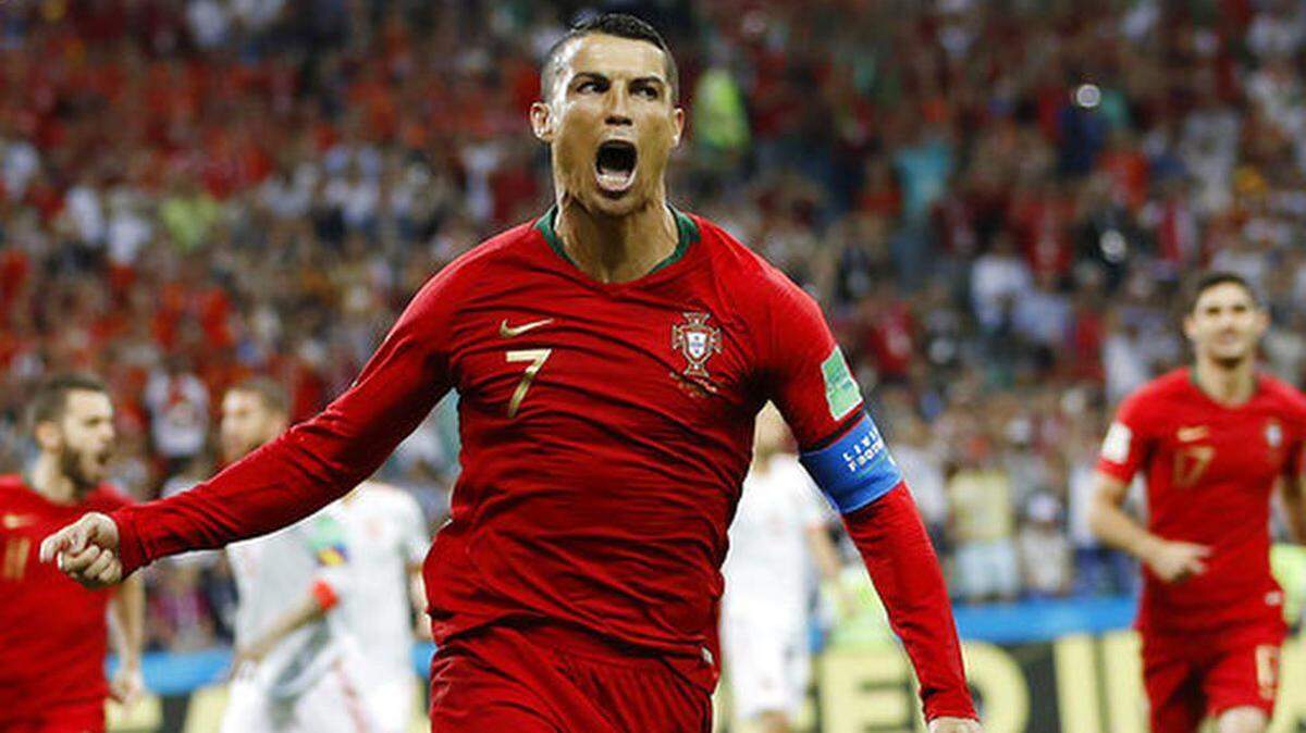 El capitán de Portugal Cristiano Ronaldo celebra tras anotar el primero de sus tres goles contra España este viernes en el empate 3-3 en Sochi.