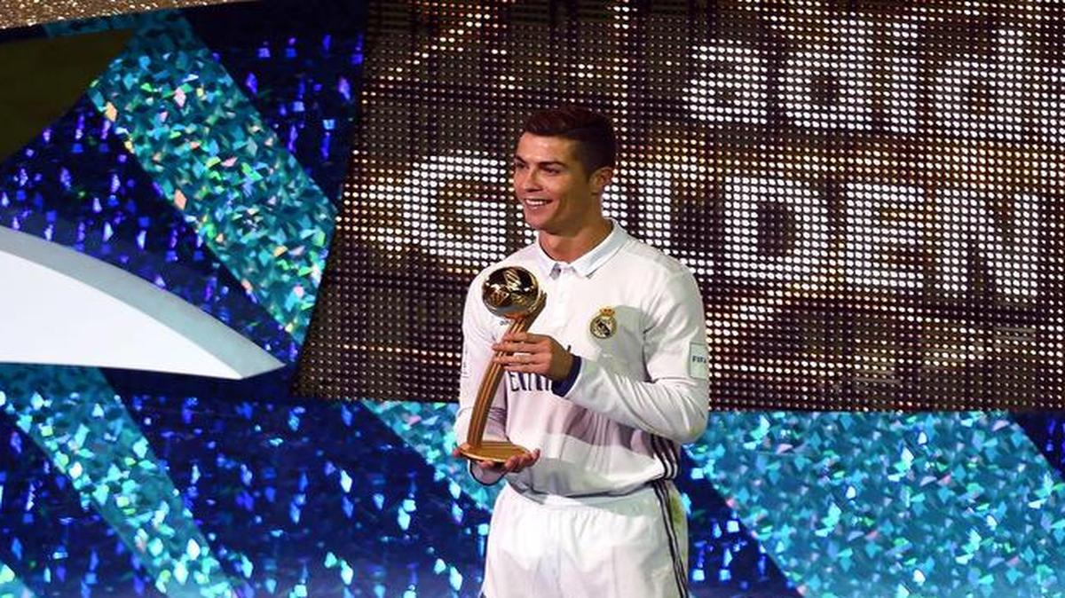 El delantero del Real Madrid, Cristiano Ronaldo, posa con su premio al mejor jugador del Mundial de Clubes, el domingo 18 de diciembre en Yokohama, Japón.