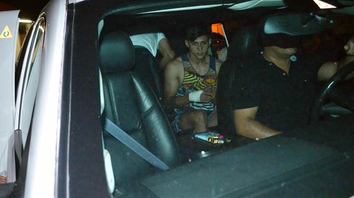 Fotografía cedida el lunes 30 de mayo de 2016, por la Gobernación de Tamaulipas de futbolista Alan Pulido tras su rescate luego de haber sido secuestrado en Tamaulipas (México). El futbolista mexicano Alan Pulido fue secuestrado por dinero y rescatado poco antes de la medianoche del domingo "sano y salvo", tras un operativo que se saldó con un detenido, informó hoy la Policía Federal.