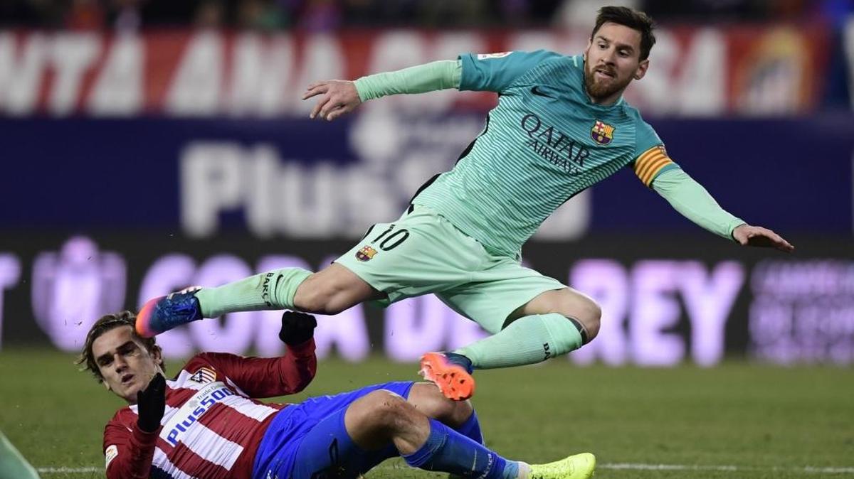 Lionel Messi, del Barcelona (der.), disputa un balón con Antoine Griezmann, del Atlético de Madrid, el miércoles en el partidio de ida de semifinales de la Copa del Rey.