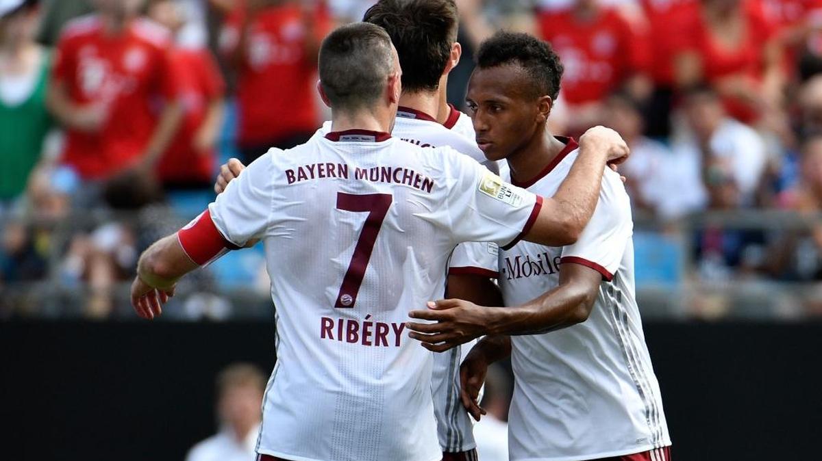 Julian Green (der.), del Bayern Munich, celebra con Frank Ribery (7) uno de sus goles contra el FC Internazionale durante la Copa Internacional de Campeones en el Bank of America Stadium, el sábado 30 de julio del 2016 en Charlotte, Carolina del Norte.