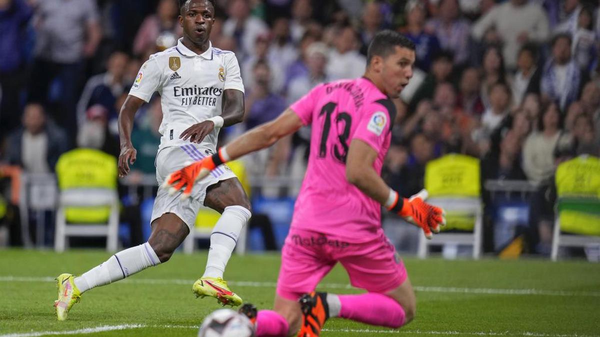 Vinicius Junior del Real Madrid anota un gol que fue anulado por fuera de juego durante un partido de la Liga española entre el Real Madrid y el Getafe en el estadio Santiago Bernabéu en Madrid, España, el sábado 13 de mayo de 2023.