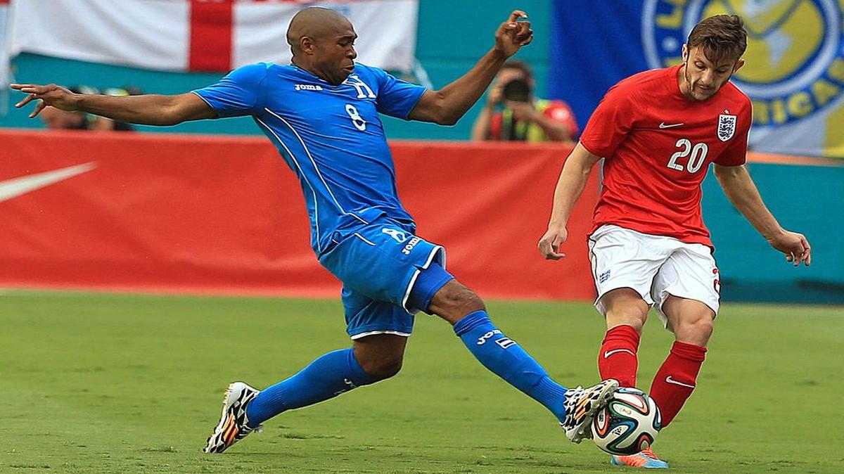 Wilson Palacios (8), de Honduras, marca a Adam Lallana (20), de Inglaterra, en el amistoso en el entonces Sun Life Stadium, en Miami, el 7 de junio del 2014.