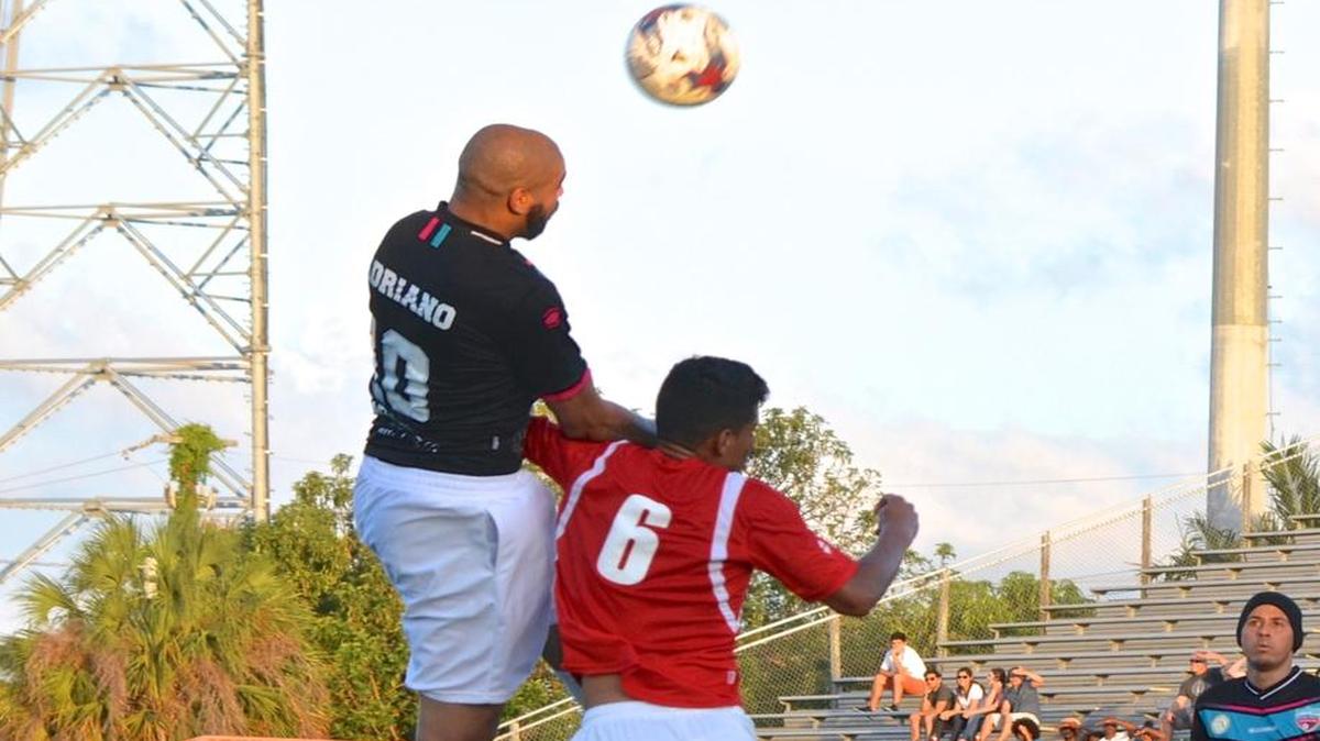 Adriano, del Miami United, conecta de cabeza en la derrota 5-0 contra en Miami Fusion, en el Ted Hendricks Stadium de Hialeah, el domingo 1 de mayo del 2016.