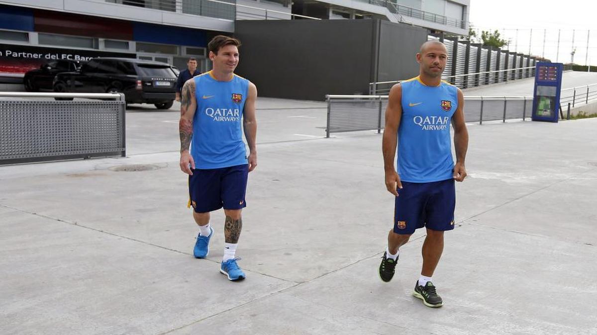 El defensa Javier Mascherano (der.) no se imagina a su compañero y compatriota Leo Messi en un equipo que no sea el Barcelona y expresó que la relación entre el delantero y el club es “como un matrimonio que ha tenido muchas alegrías durante mucho tiempo”, por lo que no ve razones para un divorcio.