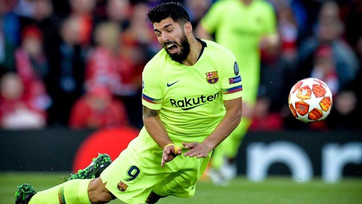 Luis Suárez del Barcelona en acción ante Liverpool en el juego correspondiente a las semifinales de la Liga de Campeones de la UEFA, este martes en el estadio Anfield de Liverpool (Reino Unido).