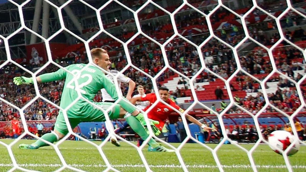 Alexis Sánchez (7), de Chile, vence al arquero Marc-Andre Ter Stegen, de Alemania, en la Copa Confederaciones, Grupo B, en el Kazan Arena, en Rusia, el jueves 22 de junio del 2017.