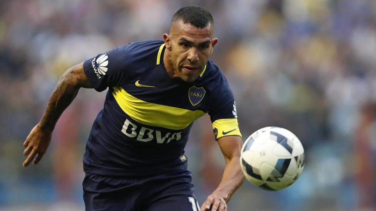 El jugador Carlos Tévez de Boca Juniors en acción el domingo 18 de diciembre de 2016, durante el partido entre Colón de Santa Fe y Boca Juniors, de la liga argentina.