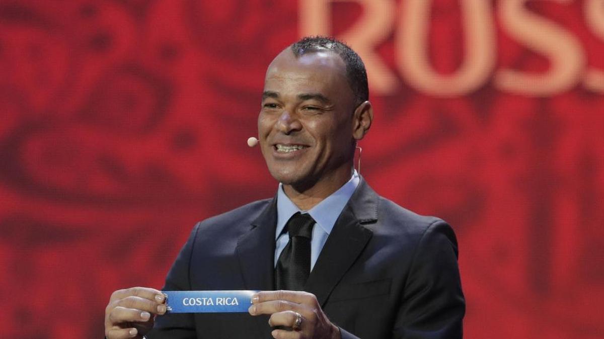 El exjugador brasileño Cafú muestra el nombre de Costa Rica durante el sorteo de la Copa Mundial de Rusia, celebrado el 1ro de diciembre de 2017 en Moscú.