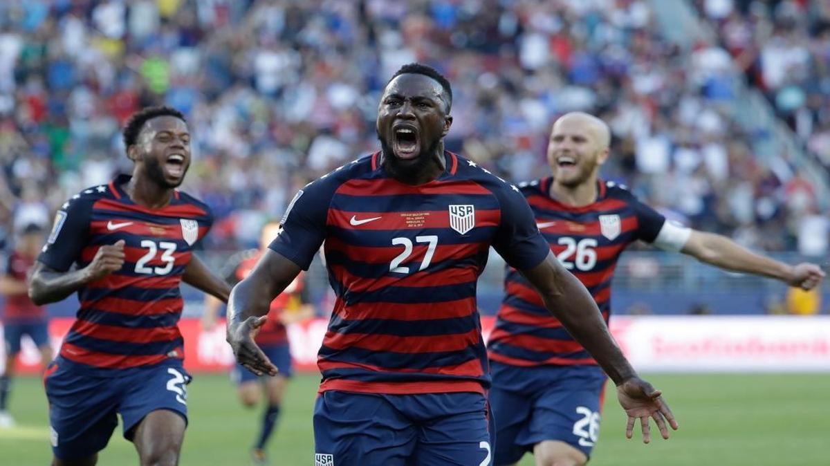 Jozy Altidore (27), de Estados Unidos, celebra luego de anotar contra Jamaica en Santa Clara, California, el 26 de junio del 2017.