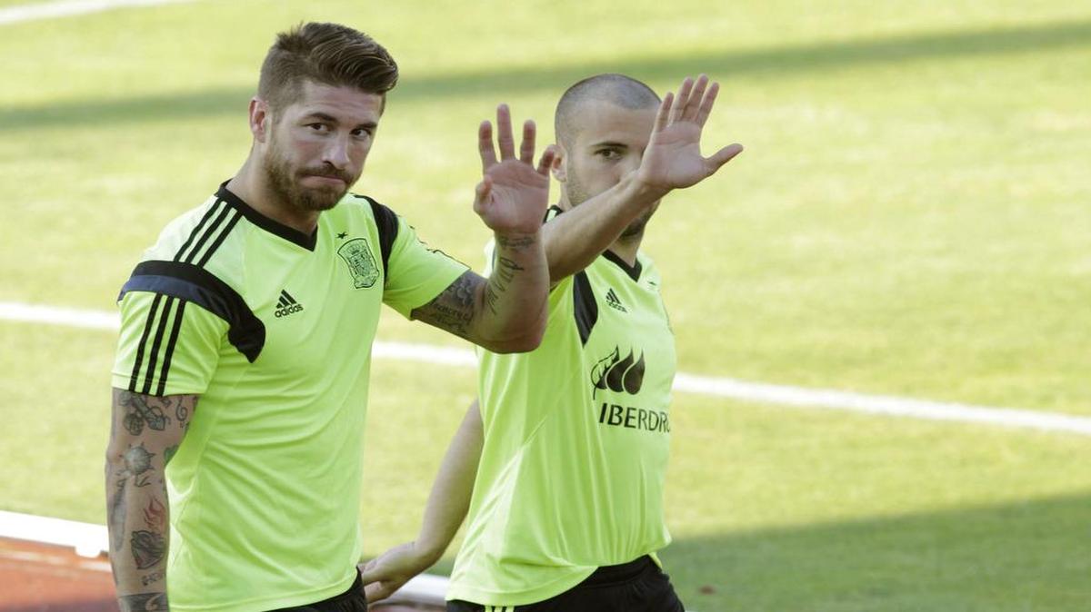 
Sergio Ramos (izq.) y Jordi Alba a su llegada a un entrenamiento de la selección española el 8 de junio del 2015.
