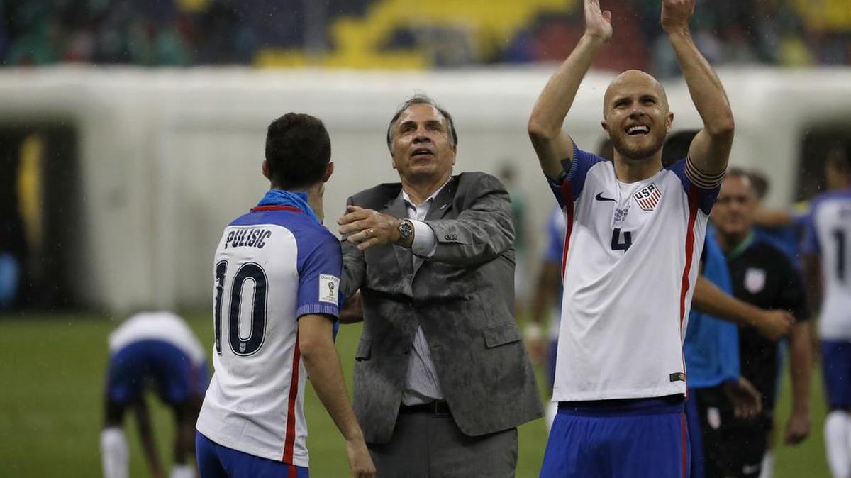 El técnico de Estados Unidos Bruce Arena (centro) junto a Christian Pulisic (10) y Michael Bradley saludan a los aficionados desplazados al estadio Azteca tras el empate 1-1 ante México.