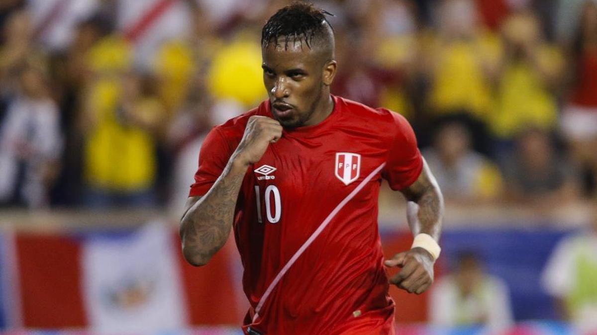Jefferson Farfán celebra un gol con Perú el 8 de septiembre de 2015, durante un partido amistoso ante Colombia en el estadio Red Bull Arena, de Nueva Jersey.