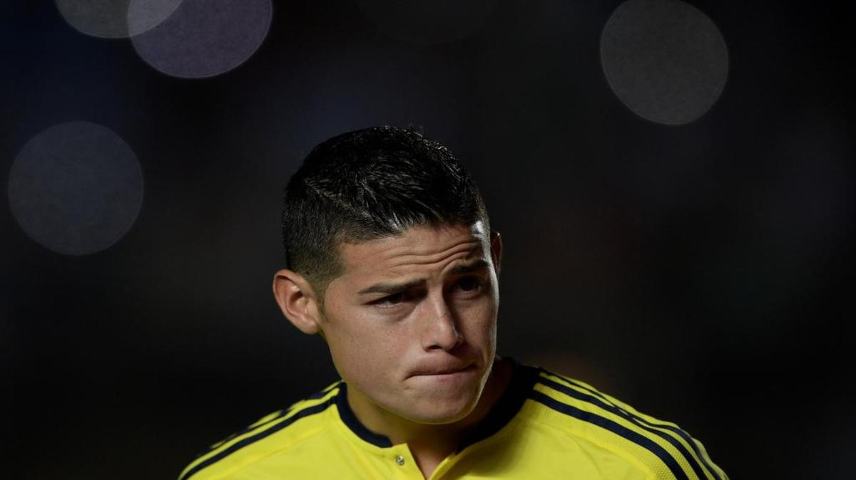 El jugador colombiano James Rodríguez antes del inicio del partido de fútbol de la eliminatoria de la FIFA 2018 contra Argentina, el 15 de noviembre de 2016.