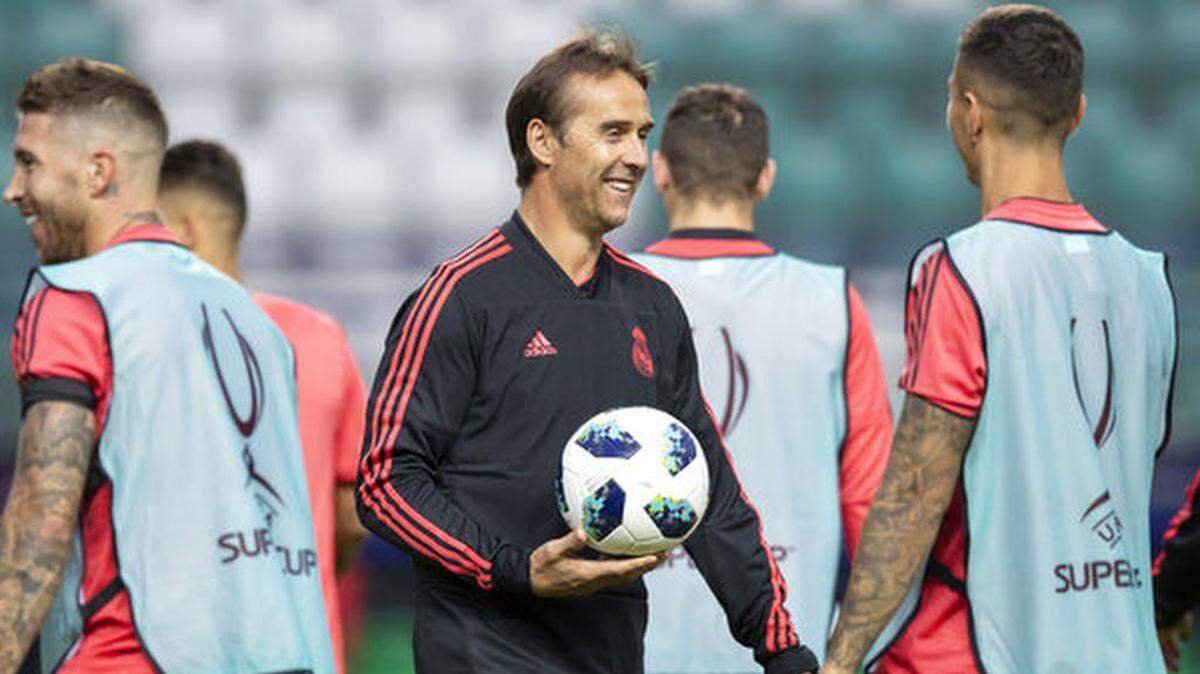 Julen Lopetegui, entrenador del Real Madrid  (centro), se muestra feliz en el entrenamiento previo al partido de Supercopa de Europa ante el Atlético el miércoles 15 de agosto en Estonia.