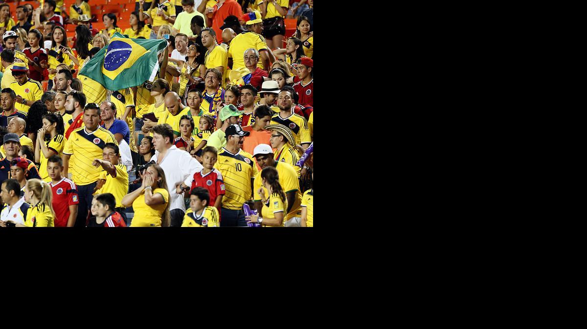 
Fanaticos brasileños y colombianos se mezclaron en las gradas del sun Life Stadium en Miami Gardens el viernes para ver el partido entre las selecciones de sus países.
