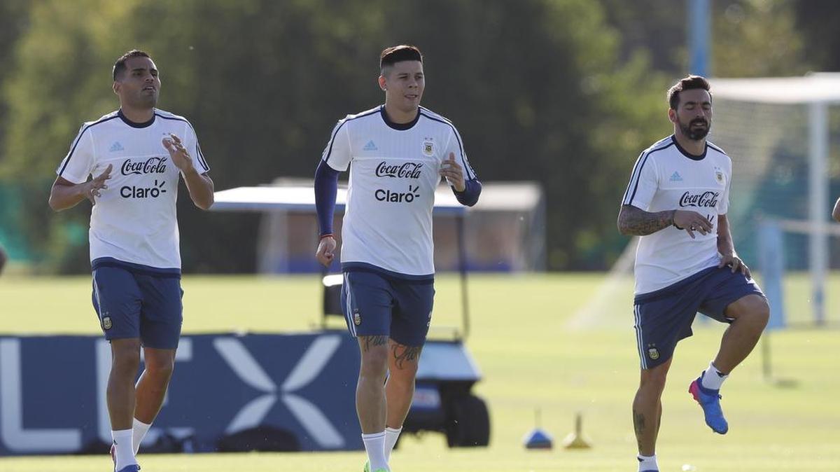 Los jugadores de la Selección Argentina de fútbol Gabriel Mercado (i), Marcos Rojo (c) y Ezequiel Lavezzi (d) participan el lunes 20 de marzo de 2017, en un entrenamiento en el predio de la Asociación de Fútbol Argentino (AFA) en Ezeiza, Buenos Aires (Argentina).