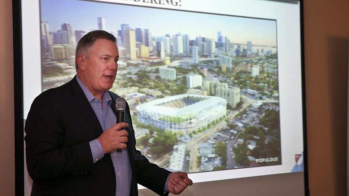 Tim Leiweke, en representación del grupo de Beckham, muestra una representación del estadio, el miércoles.