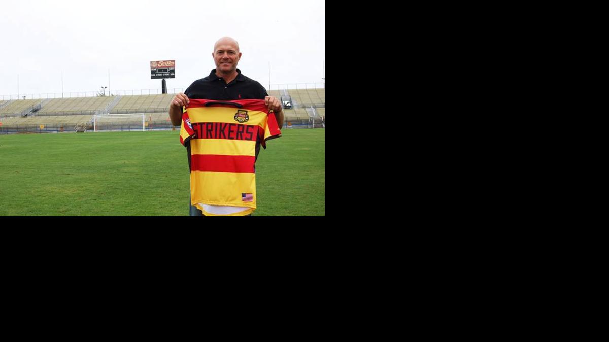 
Marcelo Neveleff con la camiseta de los Strikers.
