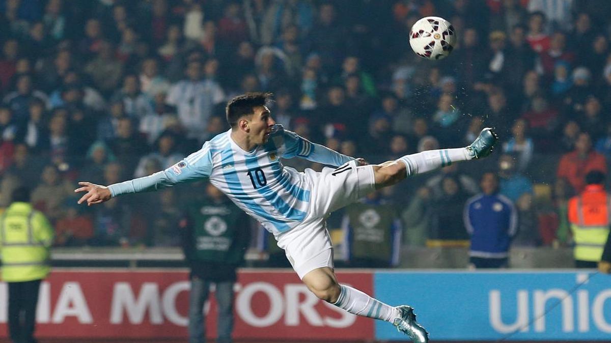 
Lionel Messi trata de controlar el balón en el partido entre Argentina y Paraguay, en la semifinal de la Copa América, el 30 de junio del 2015.
