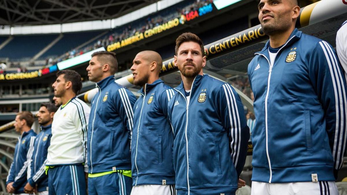 Lionel Messi (2-d) de Argentina forma con su equipo hoy, martes 14 de junio de 2016, durante un partido entre Argentina y Bolivia por el Grupo D de la Copa América Centenario, en el estadio Century Field de Seattle, Washington.