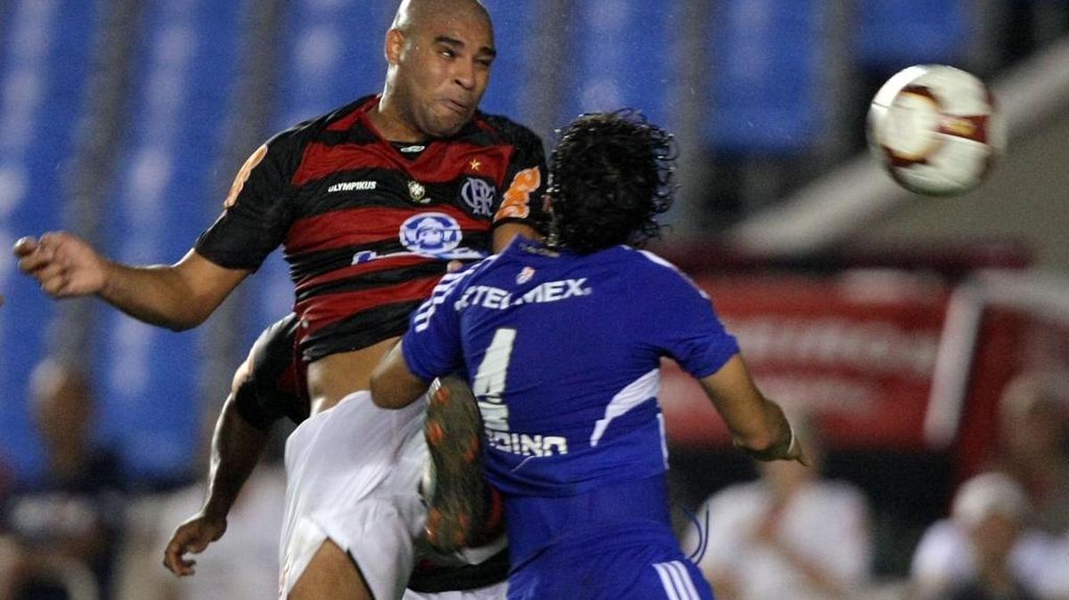 Adriano (izq.), del Flamengo, en un partido con Universidad de Chile por la Copa Libertadores en el estadio Maracaná, el 12 de mayo del 2010 en Río de Janeiro, Brasil.