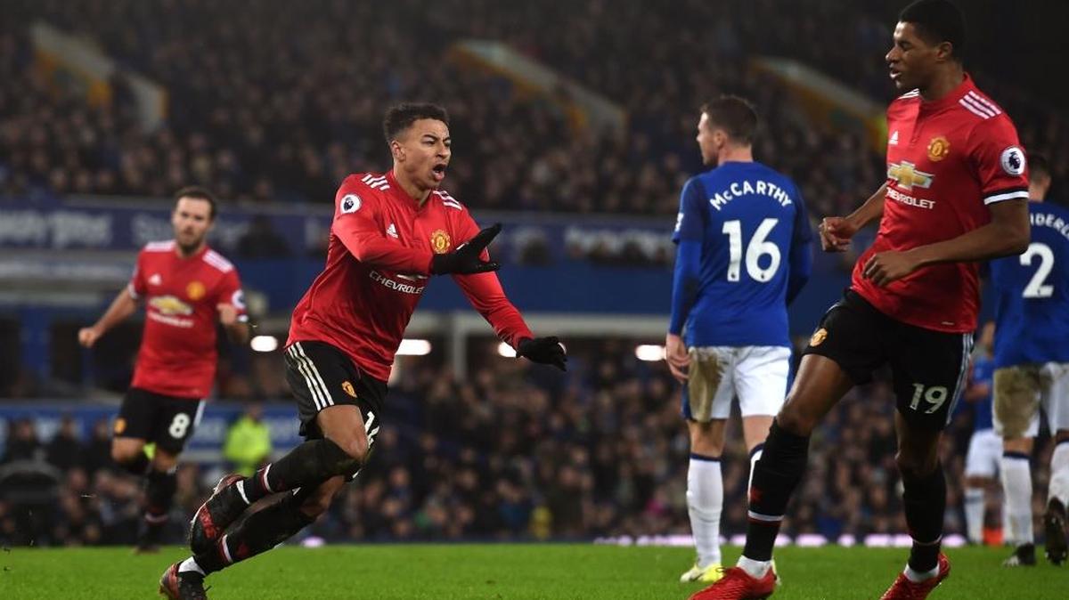 El mediocampista del Manchester United Jesse Lingard (izq.) anotó un gol en el triunfo de su equipo 2-0 ante el Everton, en el partido de la liga Premier inglesa celebrado el 1ro de enero de 2018.