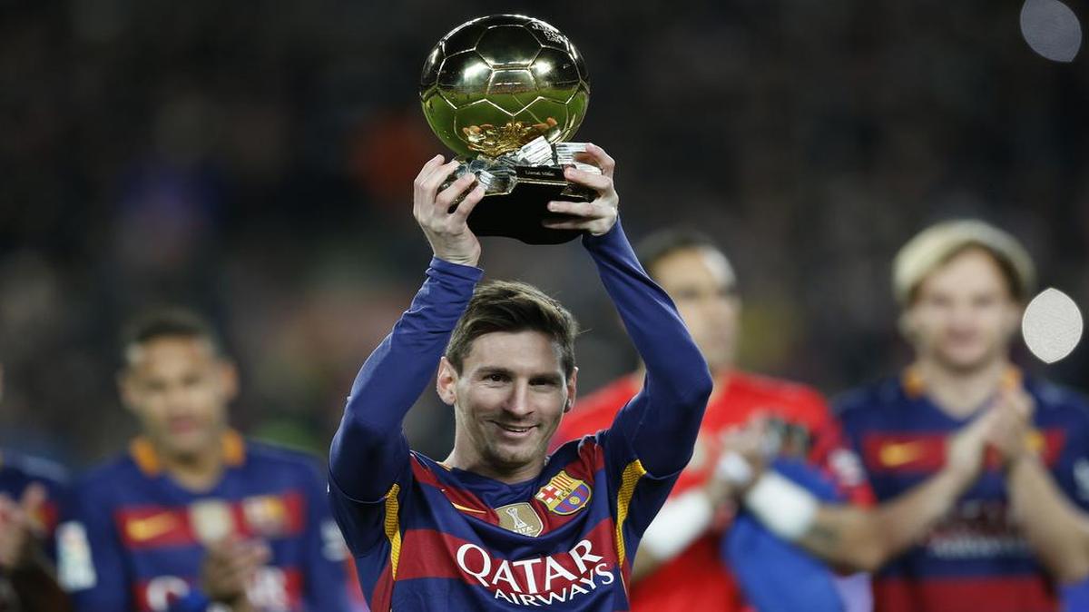 El argentino Lionel Messi, del Barcelona, muestra el Balón de Oro que se le entregó en la semana, antes del partido de liga ante el Athletic de Bilbao, el domingo 17 de enero de 2016. El Barcelona ganó 6-0.