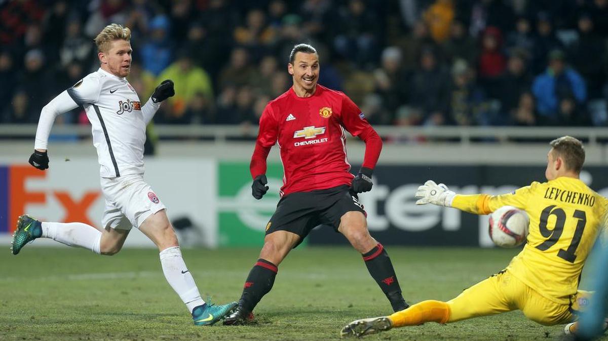 Zlatan Ibrahimovic (centro) anota el segundo gol para el Manchester United en el triunfo ante el Zorya Luhansk, en Ucrania.