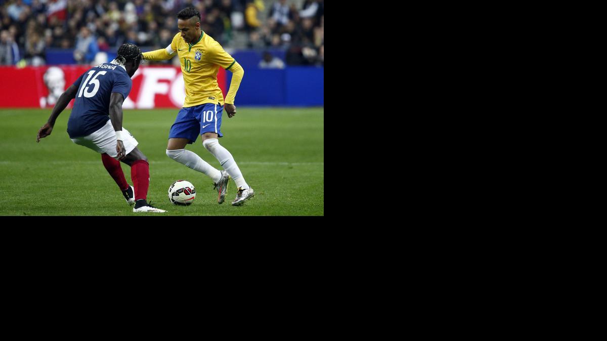 
El capitán de Brasil Neymar (der.) trata de regatear al defensa de Francia Bacary Sagna.


