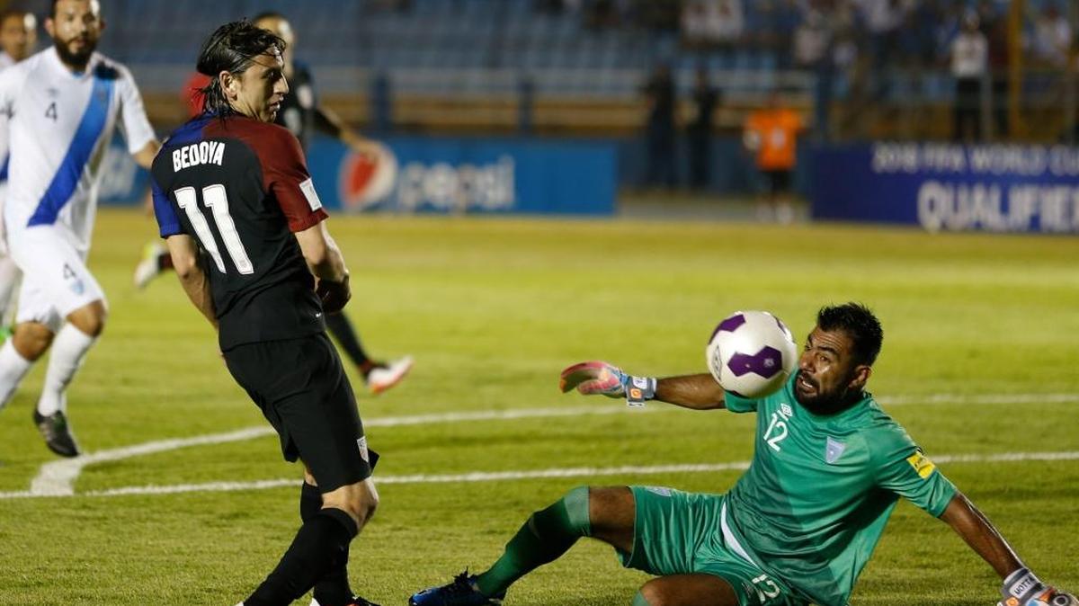 El arquero Paulo Motta, de Guatemala, bloquea un tiro de Alejandro Bedoya, en la caída de EEUU, el viernes en terreno de los chapines.