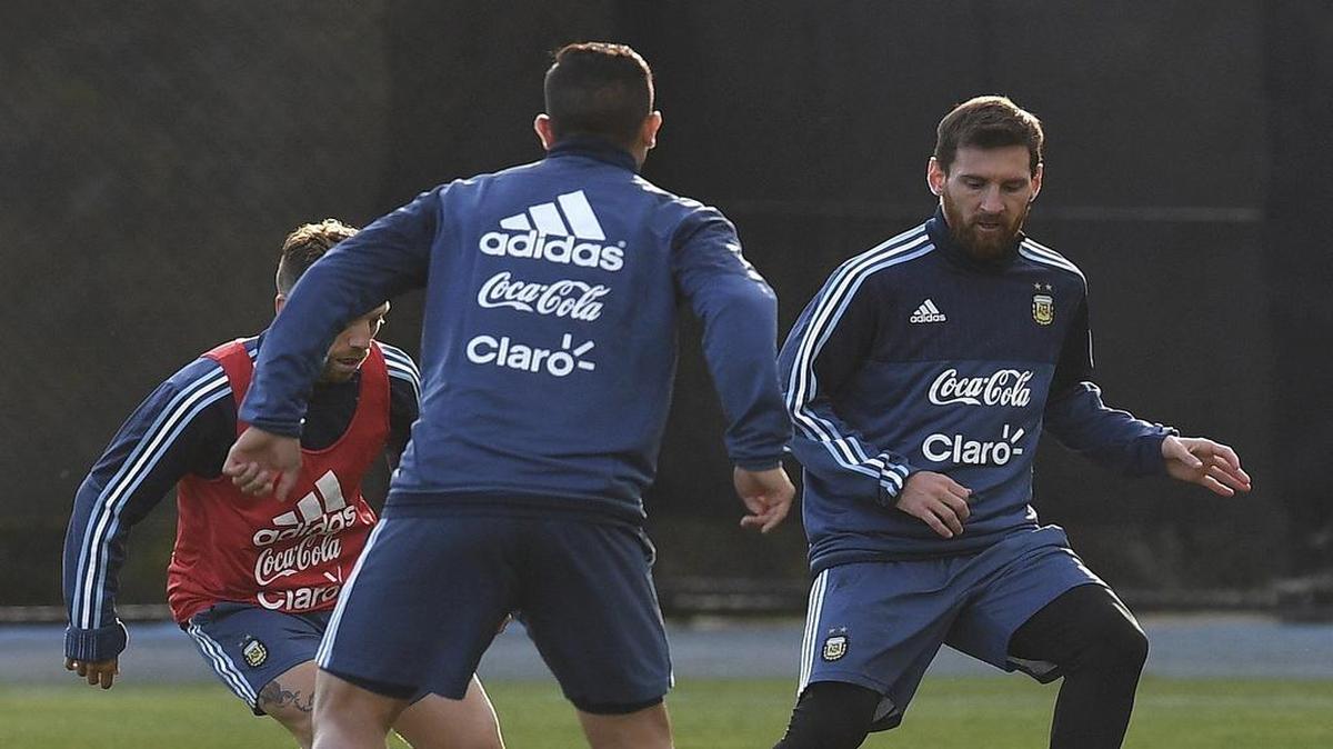 El delantero de Argentina Lionel Messi (der.) participa en un entrenamiento en el campus Bundoora de la Universidad de La Trobe en Melbourne, Australia, el 5 de junio de 2017.