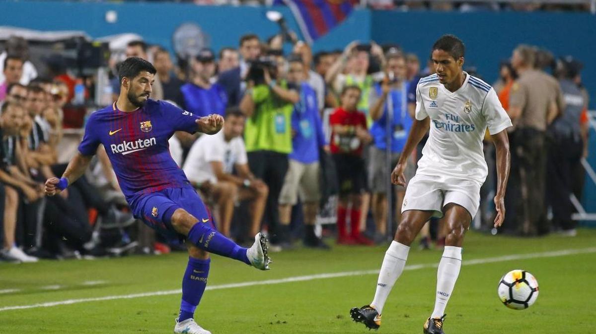 Luis Suárez, del Barcelona, dispara marcado por Raphael Varane, del Real Madrid, ‘El Clásico Miami’, disputado el 29 de julio del 2017 en el Hard Rock Stadium.