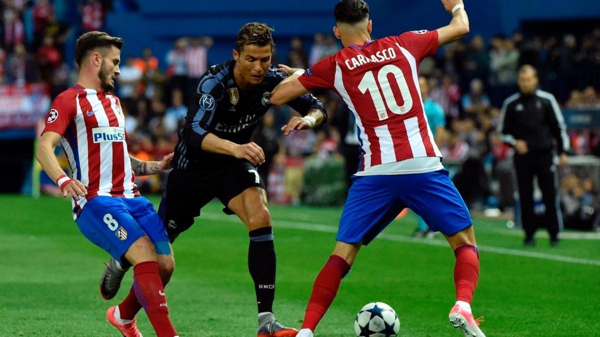 El delantero del Real Madrid Cristiano Ronaldo (centro) en una jugada con Saúl Níguez (izq.) y Yannick Ferreira, del Atlético, en el partido de vuelta de las semifinales de la Liga de Campeones, el 10 de mayo del 2017.