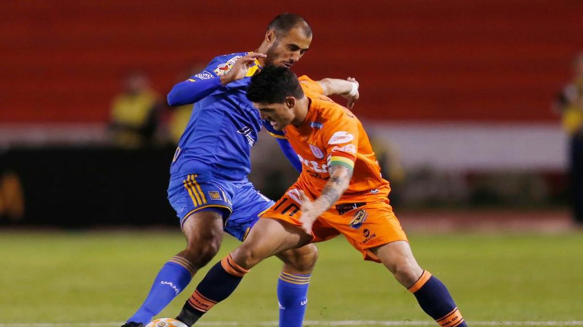 
Guido Pizarro, de Tigres (izq.) pugna por el balón con Rubén de la Cuesta, de Universitario de Sucre, por los octavos de la Copa Libertadores.
