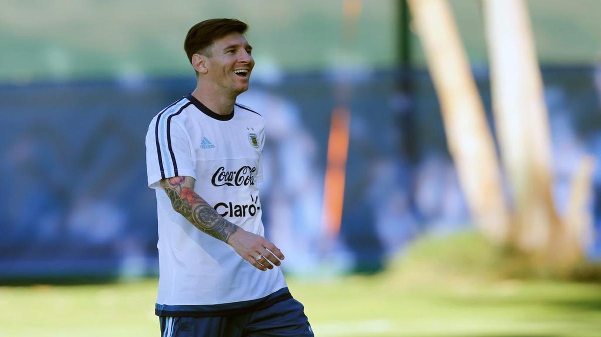 
Leo Messi participa en un entrenamiento con Argentina, el martes 9 de junio del 2015 en la ciudad chilena de La Serena.
