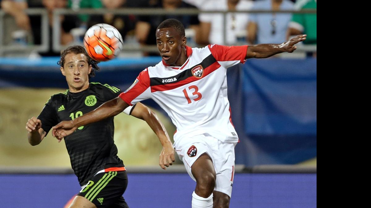 
El mexicano Andrés Guardado (izq.) y Cordell Cato, de Trinidad y Tobago, pugnan por el balón, en la Copa Oro
