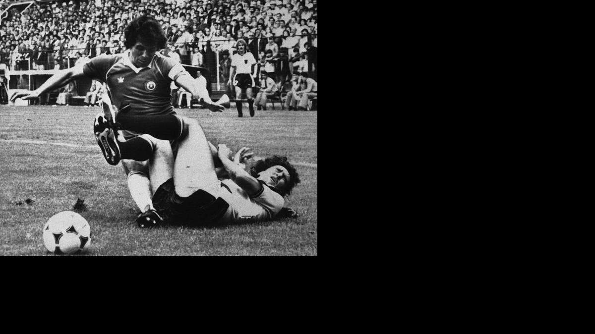 
El austriaco Bruno Pezzey (der.) queda en el piso tras un choque con el chileno Elías Figueroa, en el Mundial de España 1982, en Oviedo, el 17 de junio. Austria ganó 1-0 a Chile.
