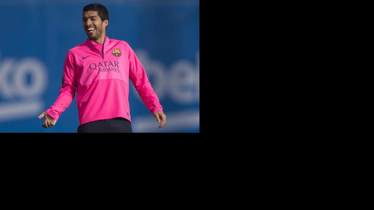 
El jugador uruguayo Luis Suárez durante el entrenamiento que el FC Barcelona ha realizado en la ciudad deportiva Joan Gamper de cara al enfrentamiento liguero con el Sevilla. 
