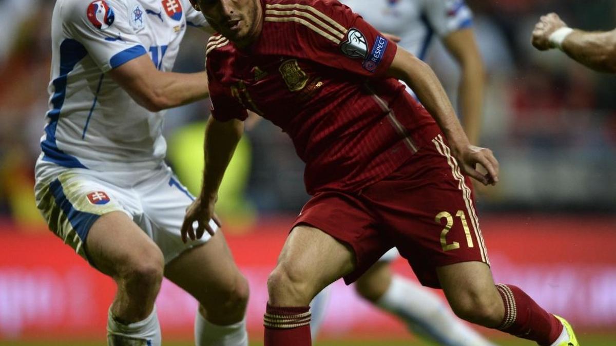 
David Silva, de España (der.), controla el balón ante el eslovaco Tomas Hubocan, el 5 de septiembre en Oviedo.
