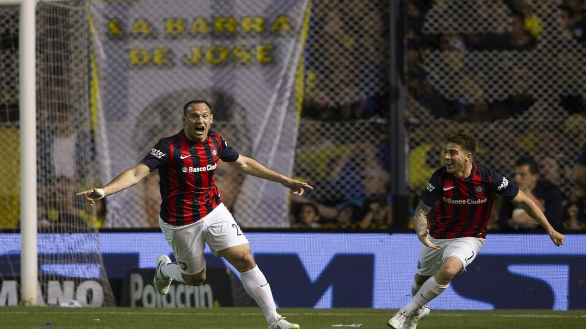 
El delantero de San Lorenzo Mauro Matos (izq.) celebra tras marcar el gol que le dio el triunfo 1-0 a su equipo ante Boca Juniors, el domingo 6 de septiembre del 2015 en Buenos Aires.
