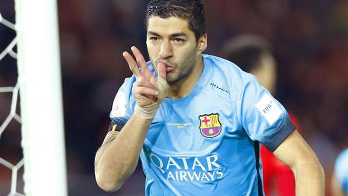 El jugador de Barcelona, Luis Suárez, festeja un gol contra Guangzhou Evergrande por el Mundial de Clubes el 17 de diciembre de 2015, en Yokohama, Japón. Barcelona ganó 3-0.