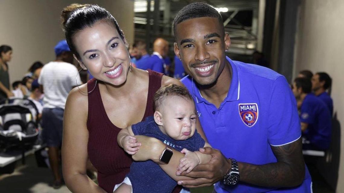 El goleador del Miami FC Stéfano Pinho, con su esposa Carol Costa y su hijito Nicholas en el estadio Riccardo Silva en Miami.