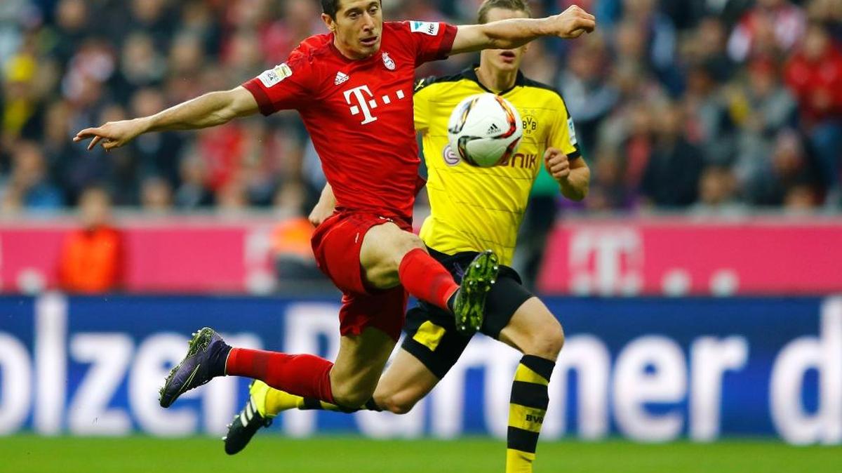 Robert Lewandowski, del Bayern Munich, se dispone a anotar uno de sus goles en el partido contra el Borussia Dortmund en el Allianz Arena en Munich, Alemania, el 4 de octubre del 2015.