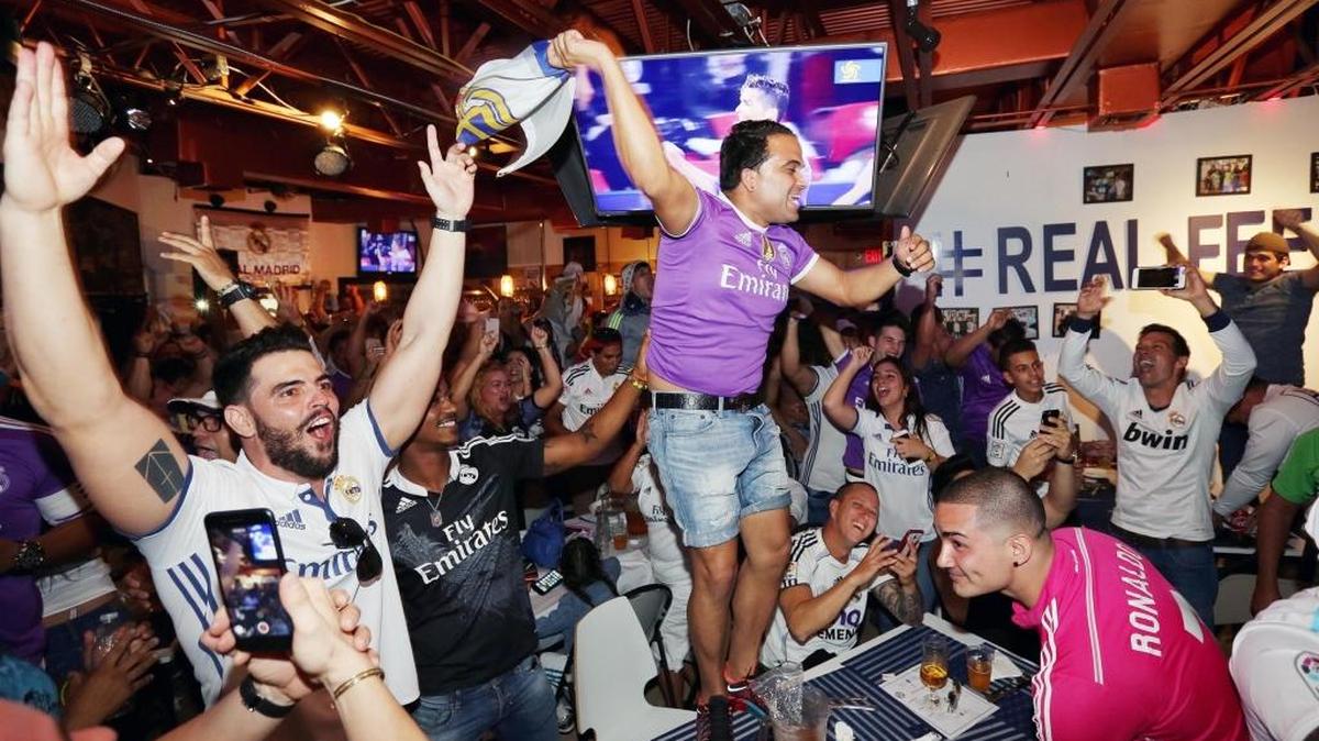 Fanáticos del Real Madrid, celebran en el Real Café de Miami el sábado de junio el primer gol anotado por Cristiano Ronaldo contra la Juventus en la final de la Champions.