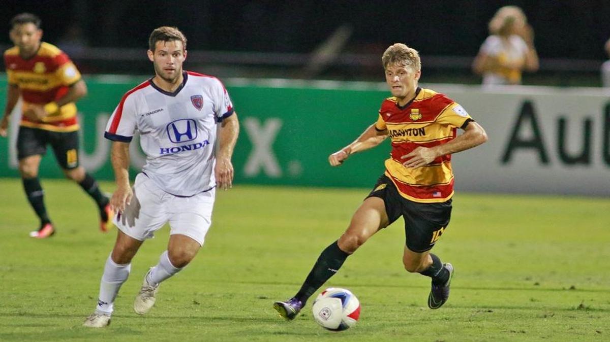 Adrianinho (der.), de los Strikers de Fort Lauderdale, se lleva la bola contra el Indy Elevan, el sábado 10 de septiembre del 2016, en el Central Broward Stadium, Florida.
