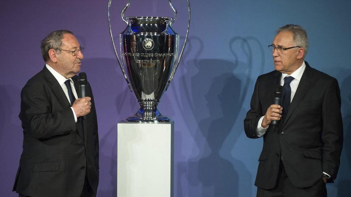 Los exfutbolistas españoles Francisco Gento (izq.) y Amancio Amaro posan junto a la Copa de la Liga de Campeones en Berlín, Alemania, el 27 de abril de 2015.