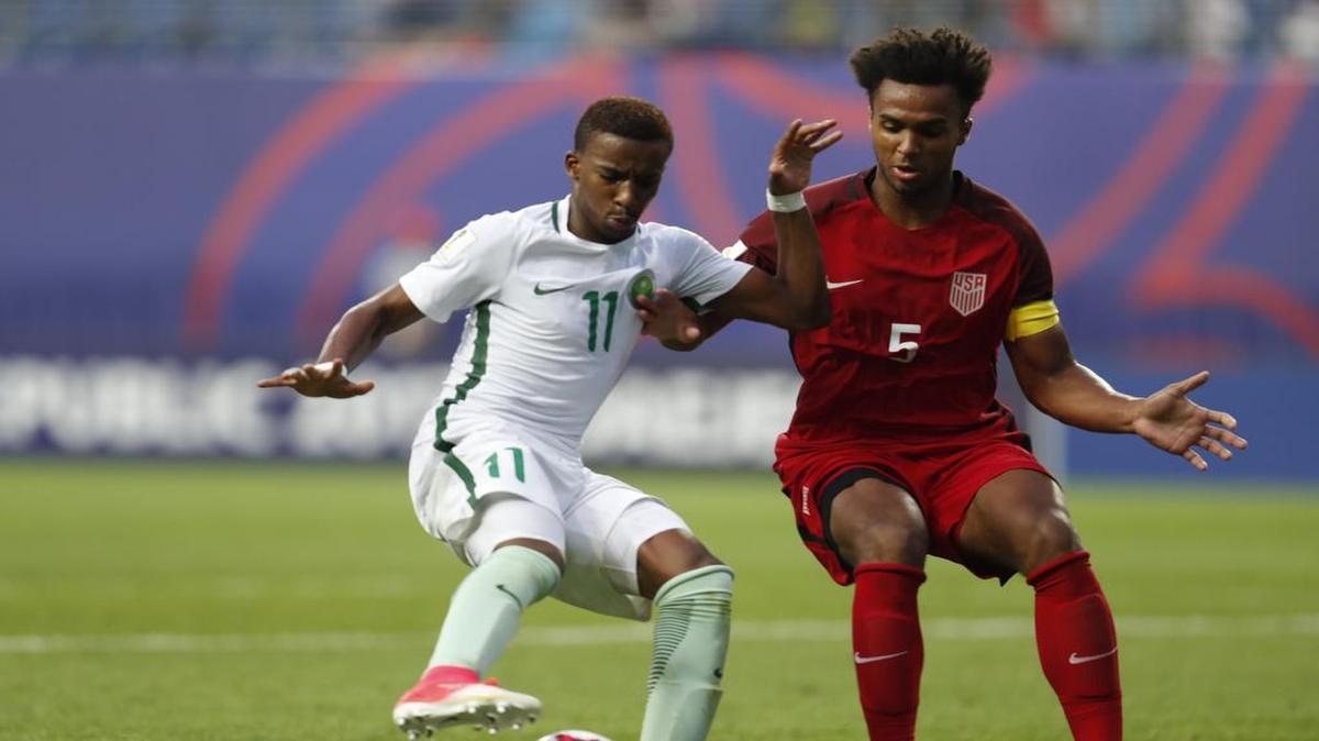 El jugador de Arabia Saudita Abdulrahman Alyami (izq.) lucha por la pelota con Erik Palmer-Brown, de Estados Unidos, en partido del Mundial Sub-20 de Corea del Sur, celebrado el 28 de mayo del 2017.